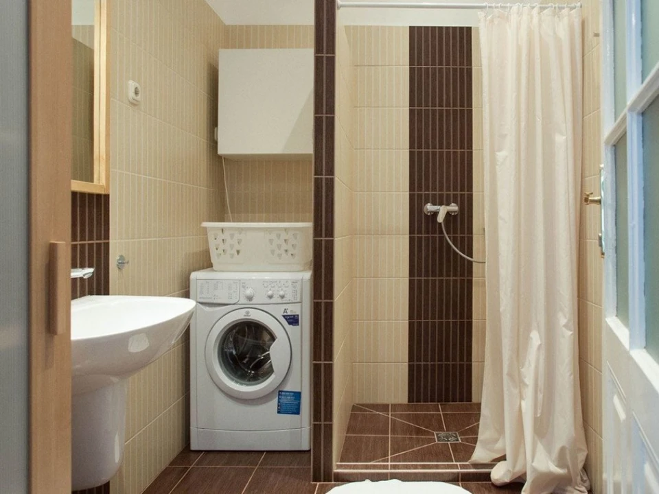 Ванная комната с душевой кабиной и стиральной машиной