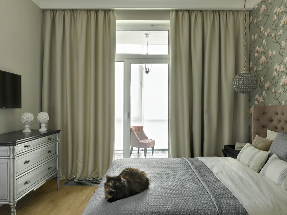 Серые шторы в спальне стиль арт деко в интерьере от дизайнеров