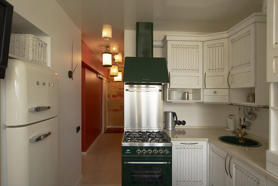 Маленькая кухня в хрущевке с холодильником и газовой плитой: фотографии интерьера