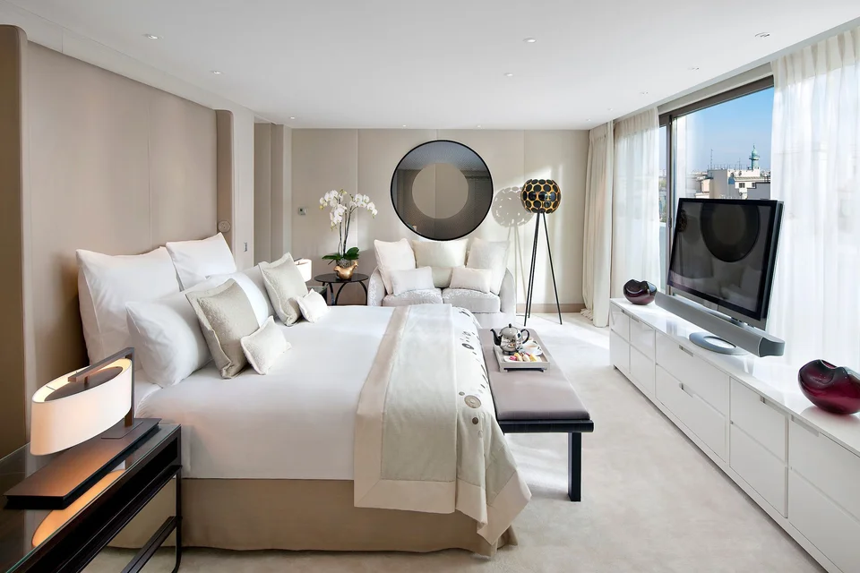 Дизайн спальни в светлых тонах современный стиль