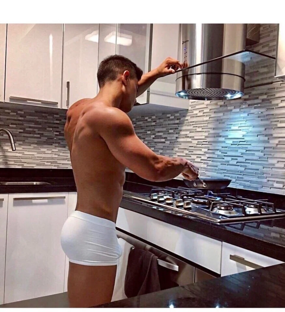 Красивый мужчина на кухне