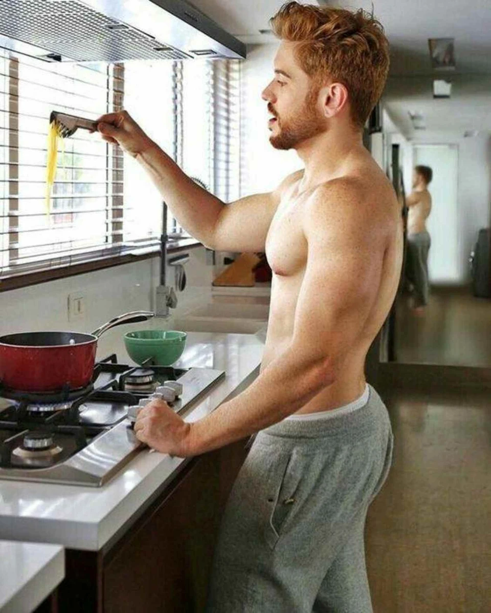 Мужчина в фартуке на кухне