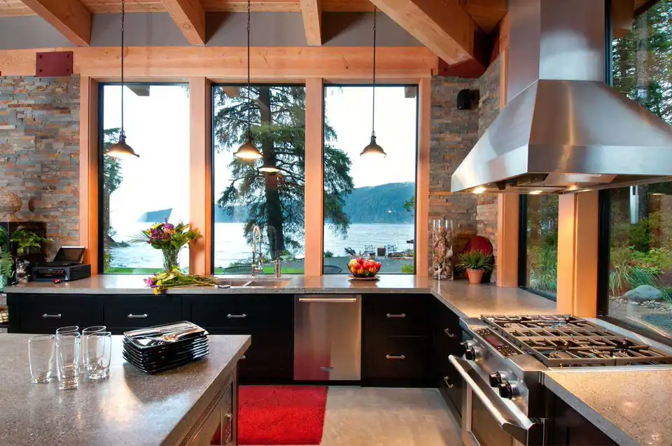 Дизайн кухни с окном