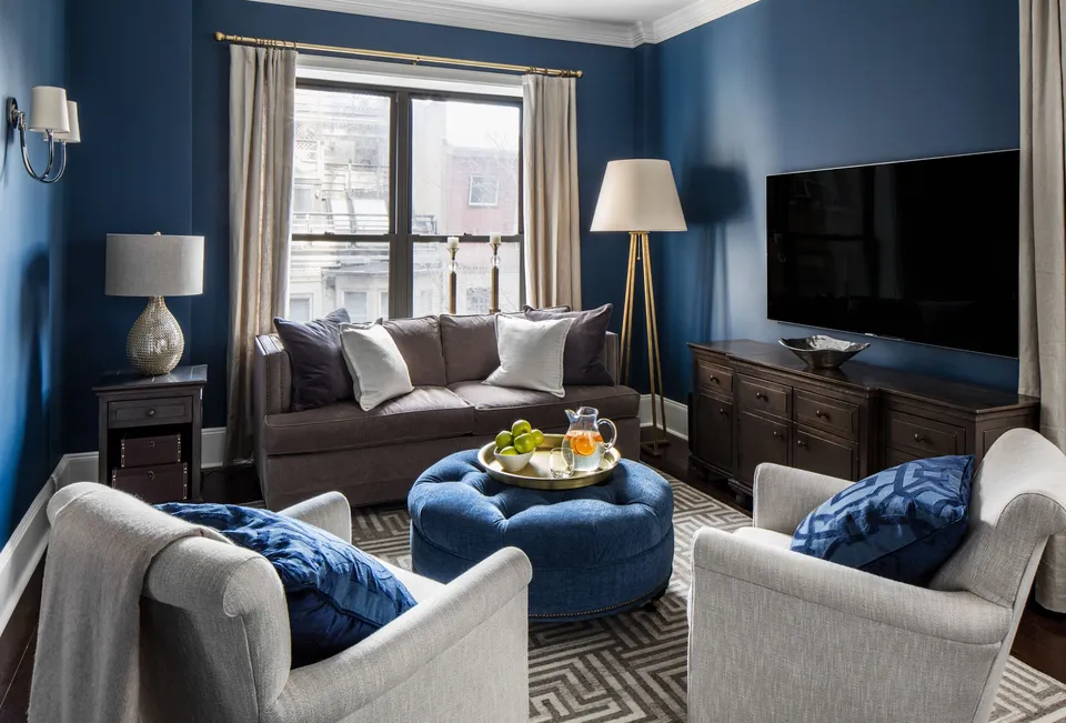 Синий цвет в интерьере гостиной