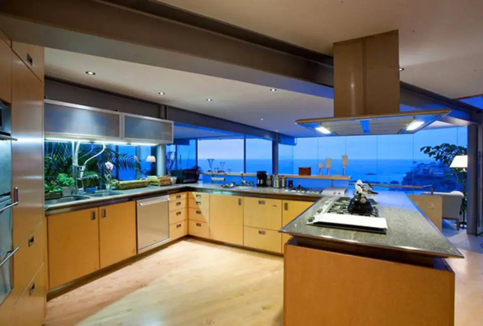 Кухня с видом на море