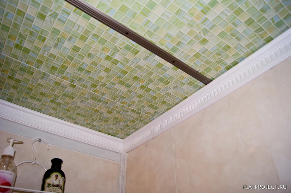 Мозаика на потолке в ванной