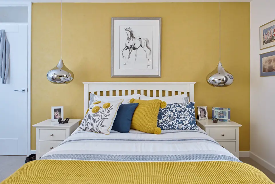 Спальня в желтых тонах