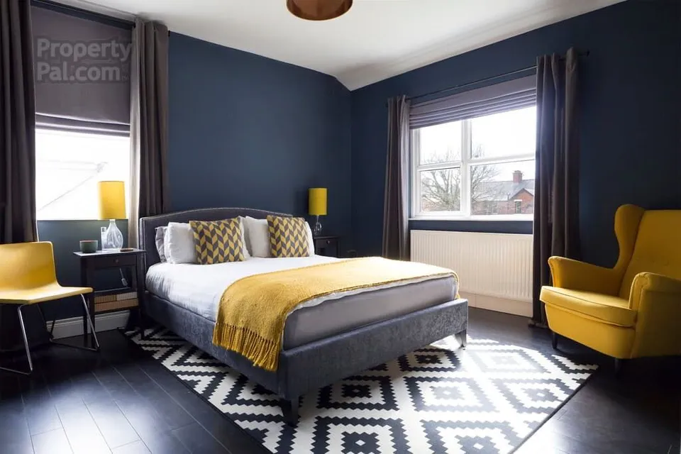 Желто синий интерьер спальни