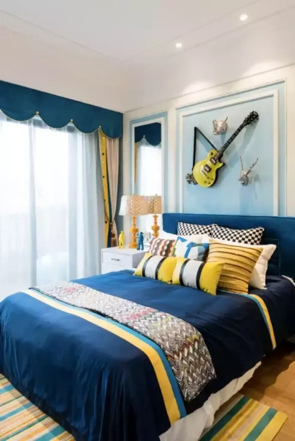 Спальня голубой с желтым