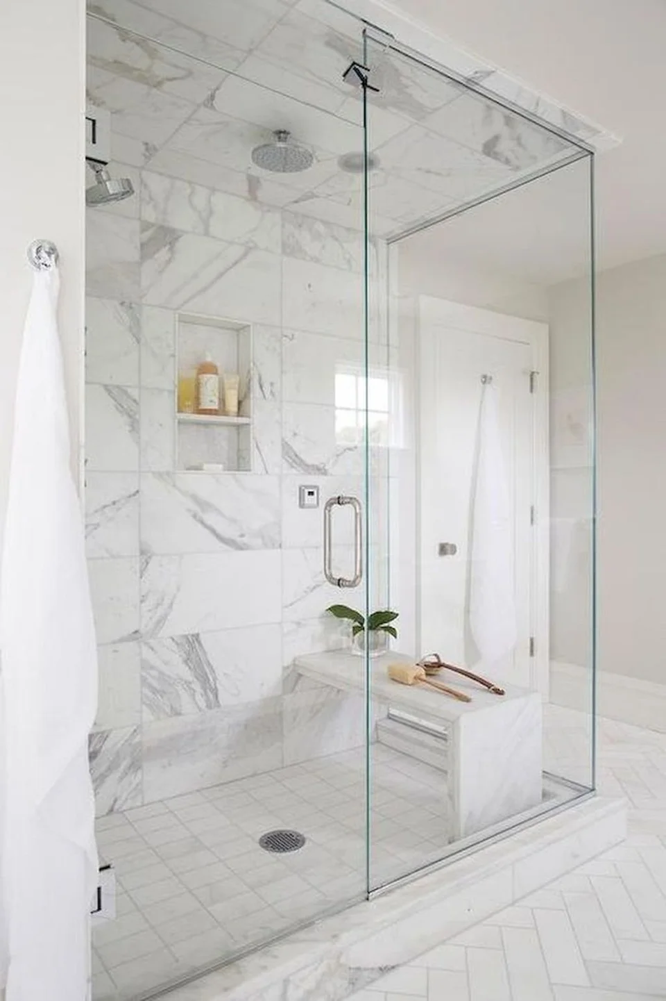 Дизайн ванной комнаты с душевой перегородкой из стекла