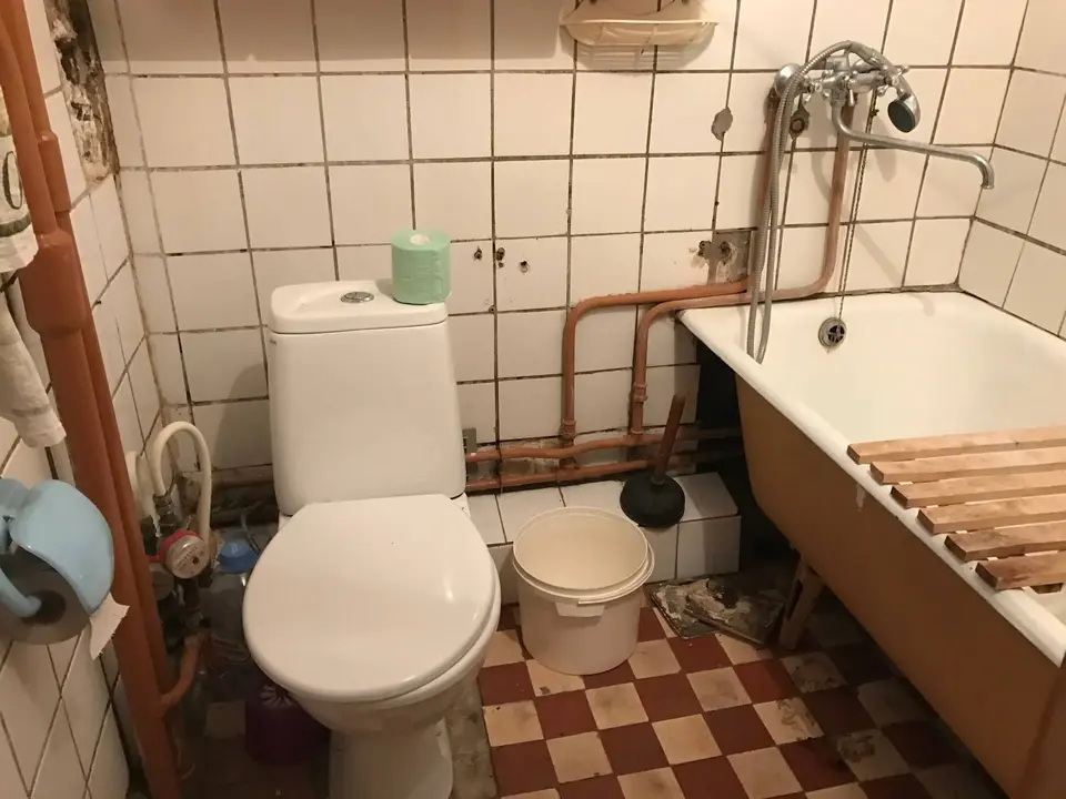 Ванная комната с туалетом старая