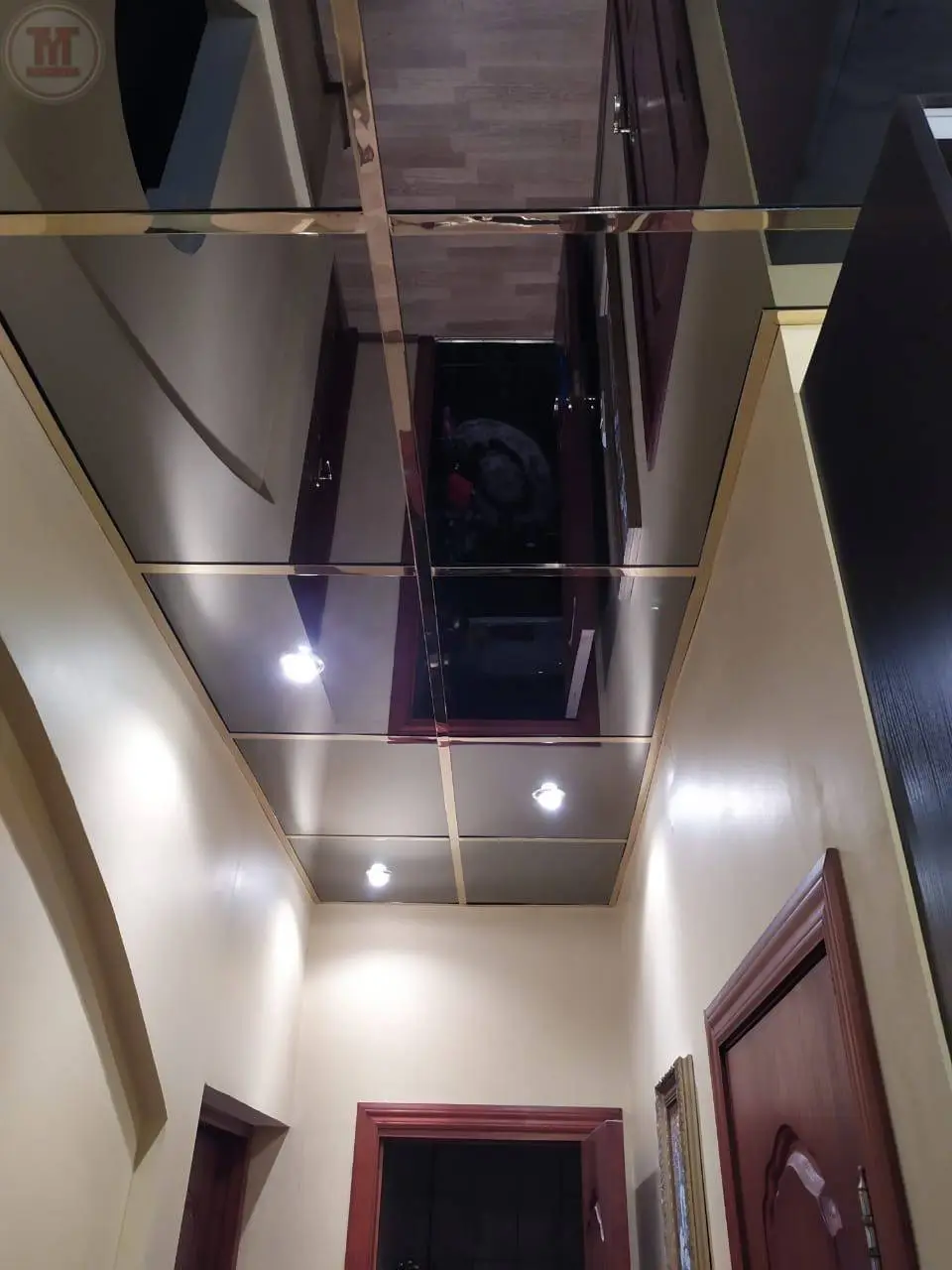 Зеркальный потолок в коридоре