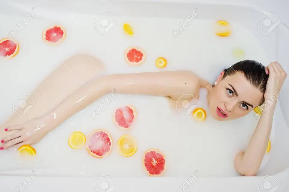 Фотосессия в ванной с молоком и фруктами