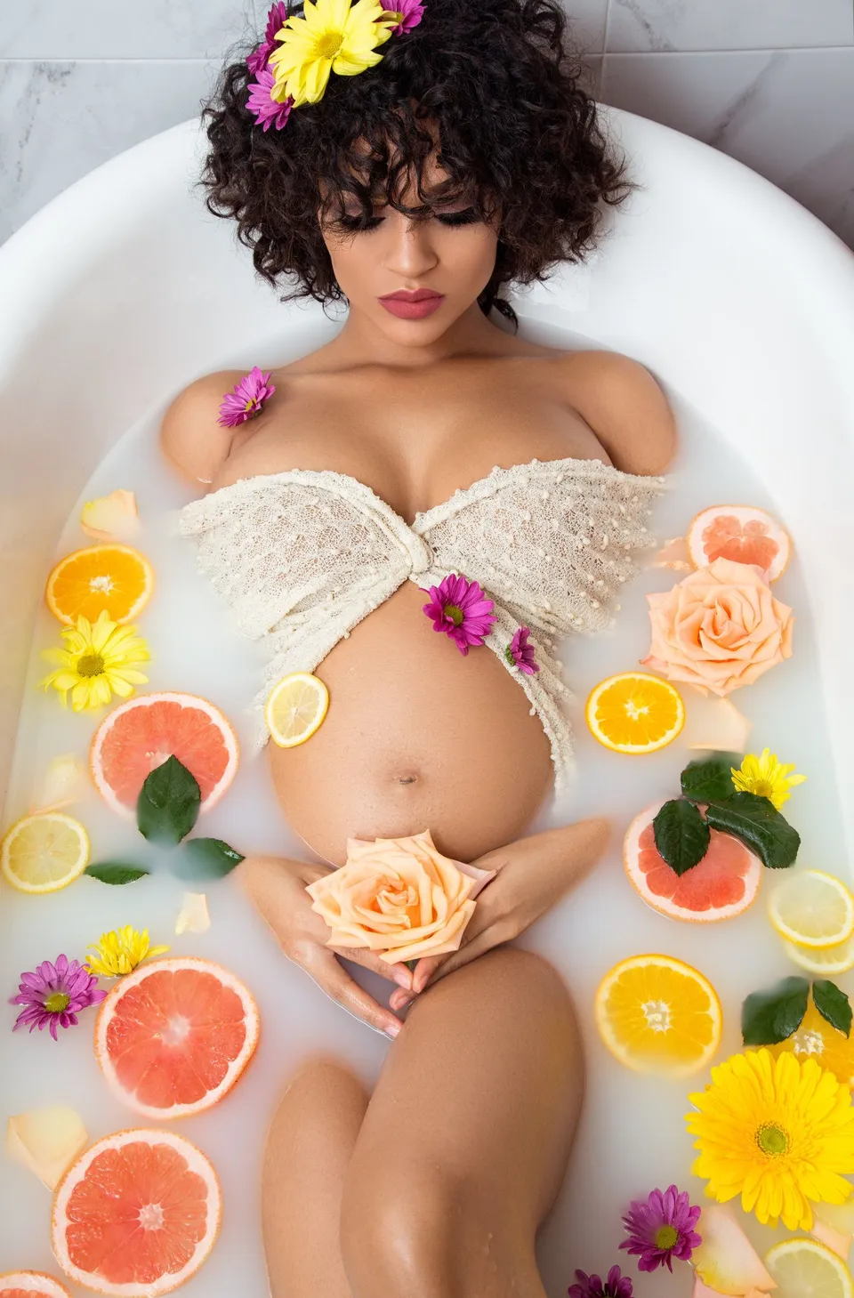 Фотосессия беременных в ванне