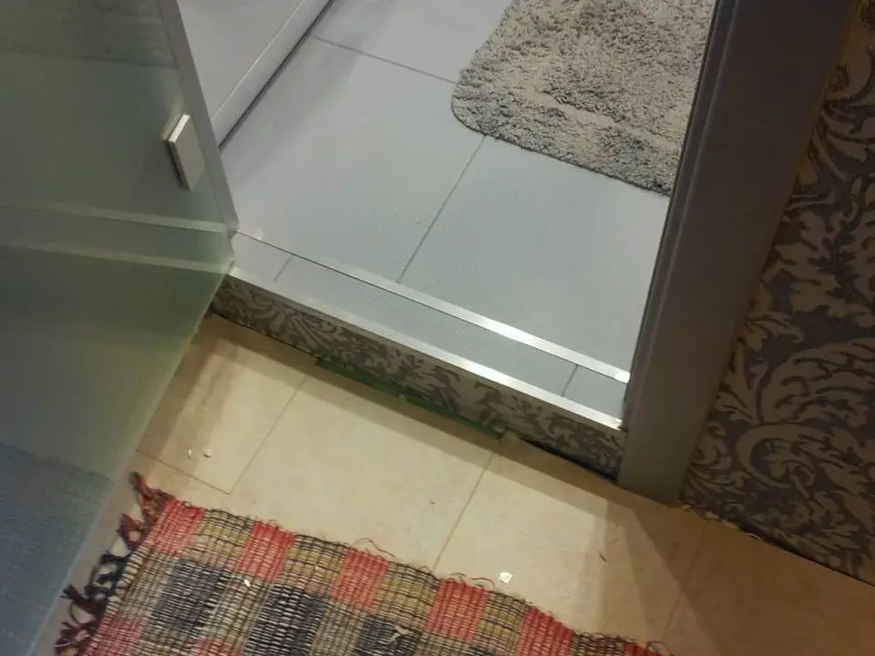 Порог между ванной и коридором
