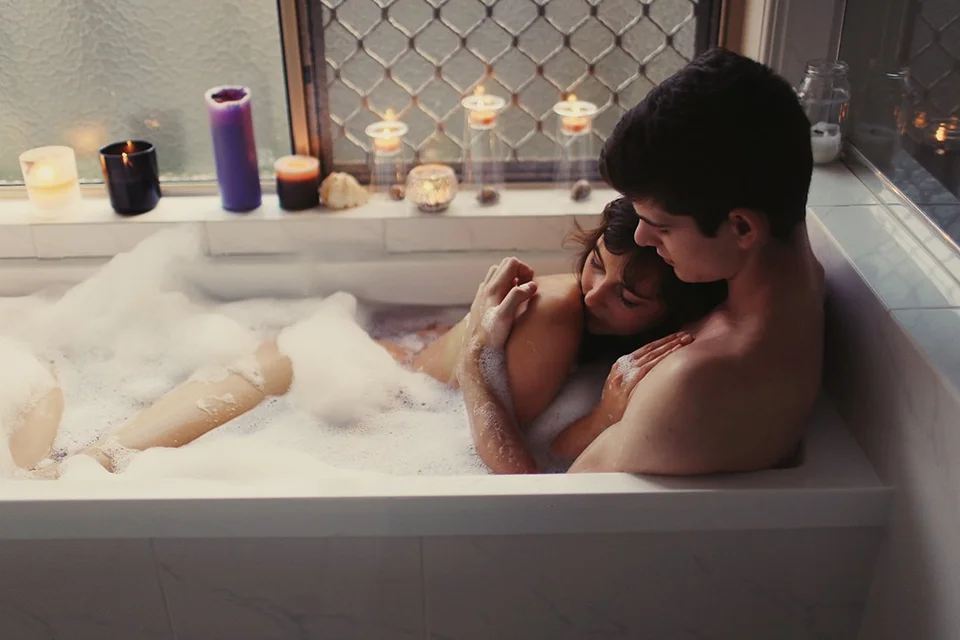 Мужчина и женщина в ванной