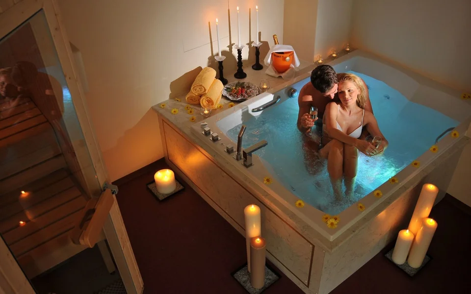 Романтик в ванной для двоих