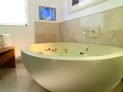Фото набранной ванны