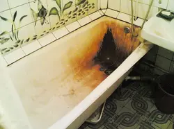 Photo of a rusty bathtub