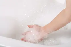Акси даст дар ванна