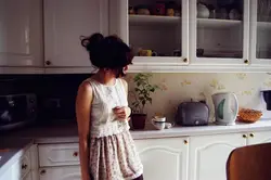 Фото девочка на кухне