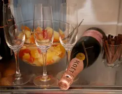 Oshxonadagi fotosuratda shampan vinosi