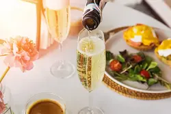 Oshxonadagi fotosuratda shampan vinosi