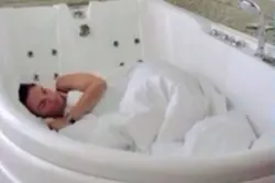 Леонов спит в ванной фото