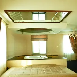 Зеркальный потолок в спальне фото