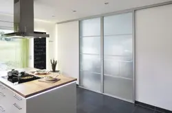 Стеклянная дверь на кухню фото