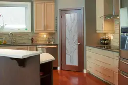 Стеклянная дверь на кухню фото
