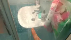 Фота парэзаных рук у ваннай