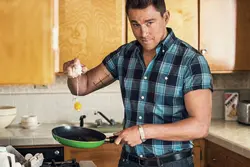 Мужчина готовит на кухне фото