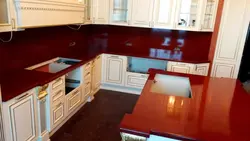 Кухня с рыжей столешницей фото