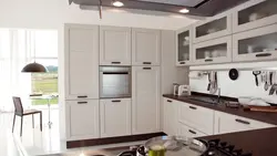 Кухня с тремя пеналами фото
