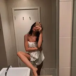 Photo in the bath in front of the mirror