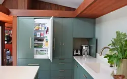 Кухня с большим шкафом фото