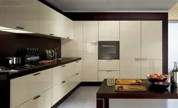 Кухня с большим шкафом фото