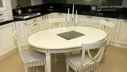 Стол для класічнай кухні фота