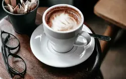 Ас үйдегі кофе шыныаяқ фото