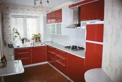 Фото кухни с окном справа