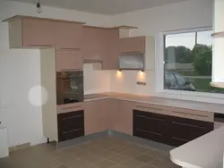 Фото кухни с окном справа