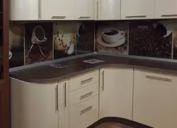 Закругленный угол на кухне фото