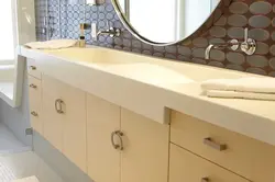 Үлкен үстелдің фотосуреті бар ванна бөлмесі