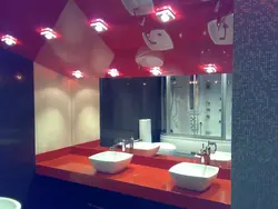 Красный потолок в ванной фото