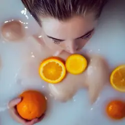 Фота ў ванне з апельсінамі