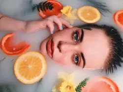Фота ў ванне з апельсінамі