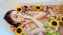 Photo in a bath with oranges