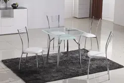 Квадратны стол на кухні фота