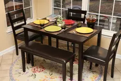 Квадратны стол на кухні фота